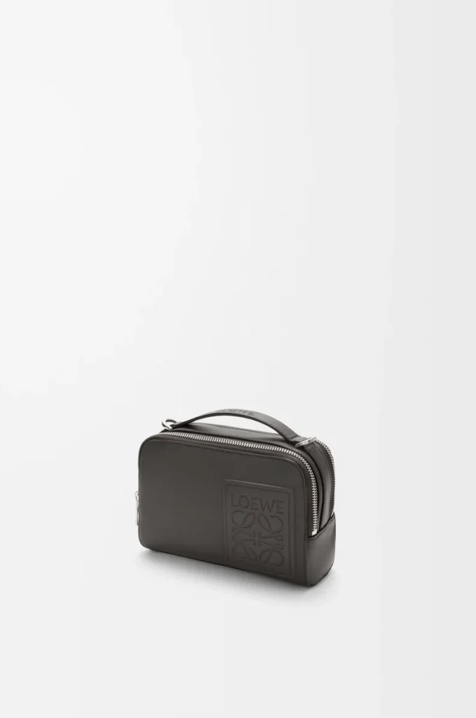 Mini sac à bandoulière pour appareil photo en cuir de veau satiné gris foncé