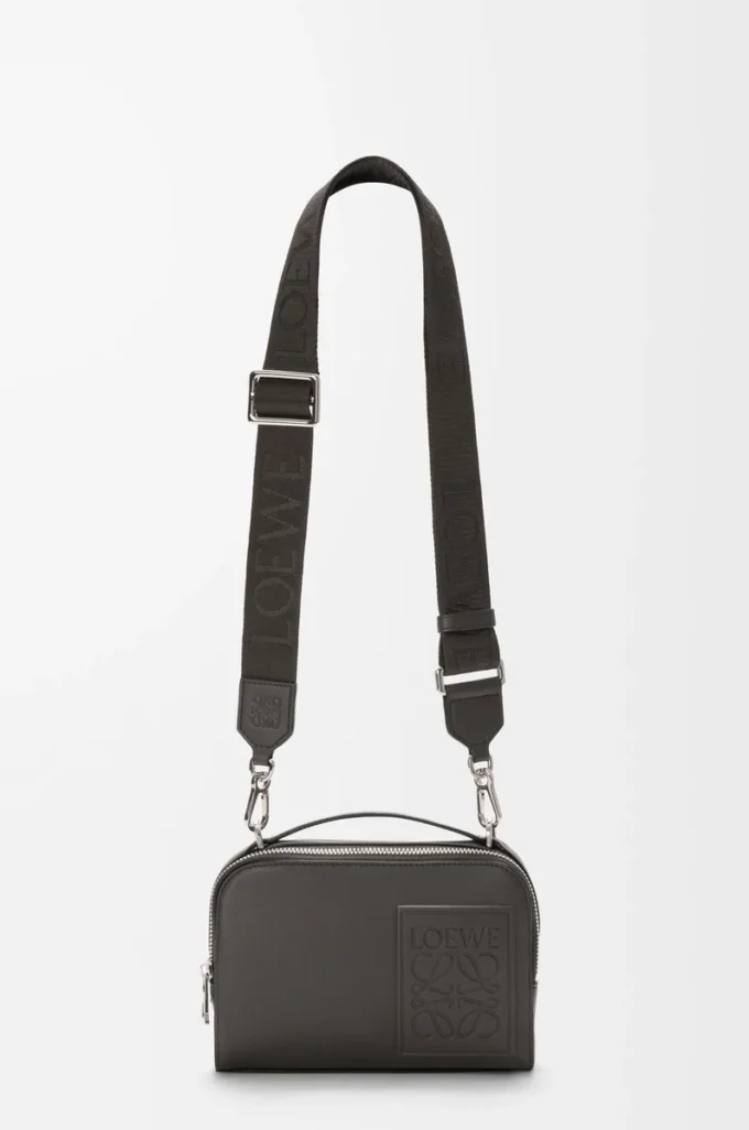 Mini sac à bandoulière pour appareil photo en cuir de veau satiné gris foncé
