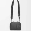 Mini sac à bandoulière pour appareil photo en cuir de veau satiné noir