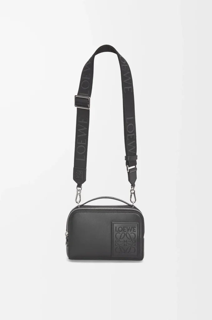 Mini sac à bandoulière pour appareil photo en cuir de veau satiné noir