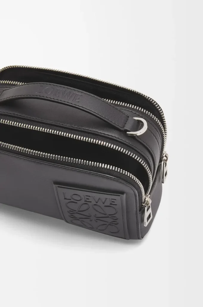 Mini sac à bandoulière pour appareil photo en cuir de veau satiné noir