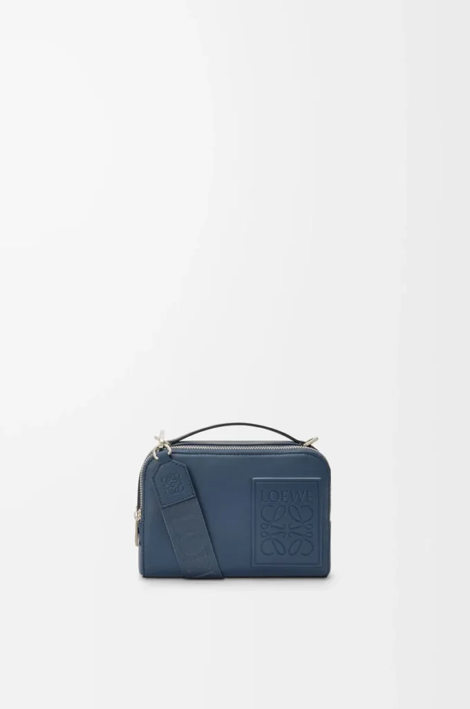 Mini sac à bandoulière pour appareil photo en cuir de veau satiné teint indigo