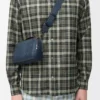 Mini sac à bandoulière pour appareil photo en cuir de veau satiné teint indigo