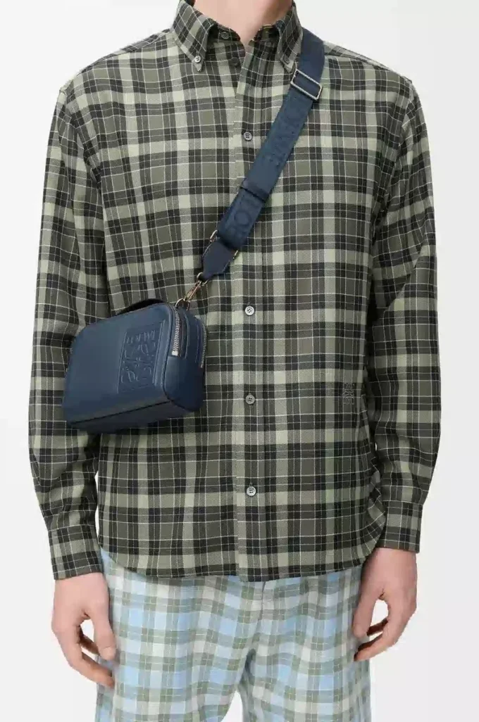 Mini sac à bandoulière pour appareil photo en cuir de veau satiné teint indigo