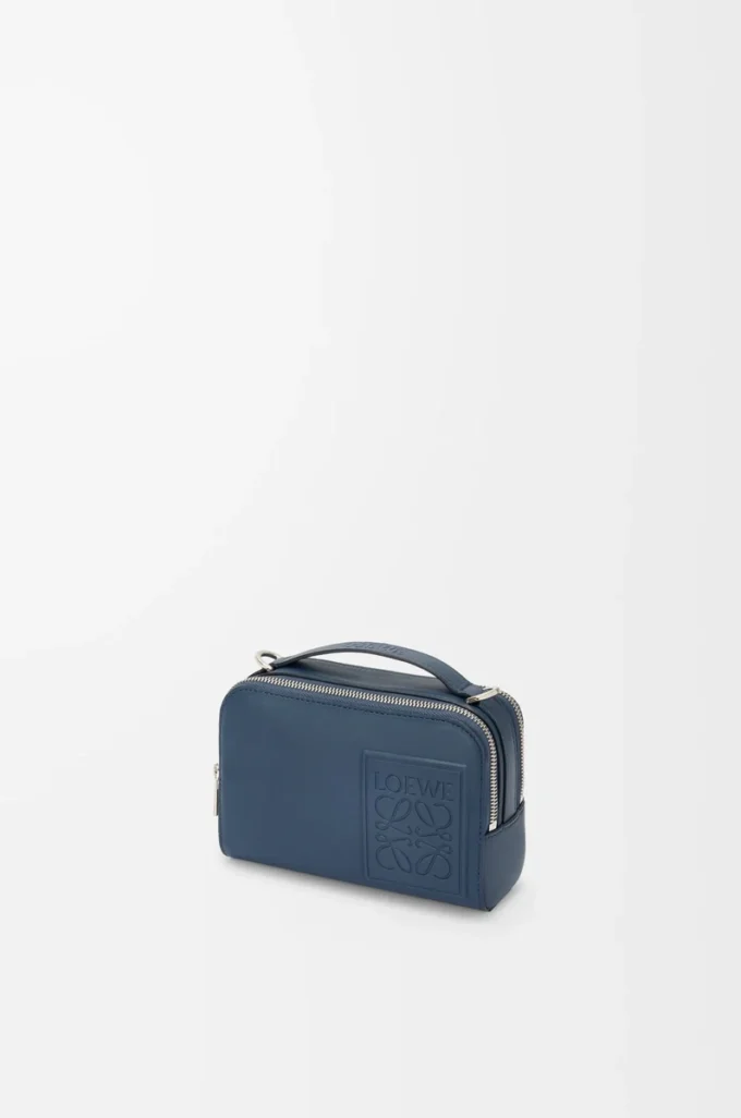 Mini sac à bandoulière pour appareil photo en cuir de veau satiné teint indigo