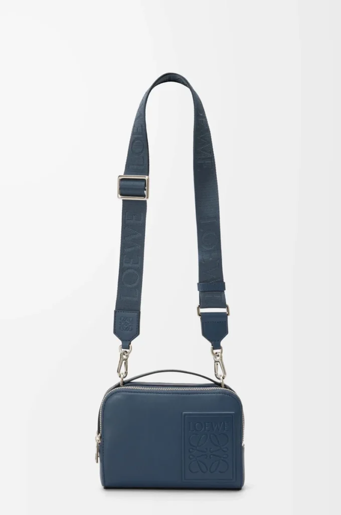 Mini sac à bandoulière pour appareil photo en cuir de veau satiné teint indigo