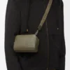 Mini sac à bandoulière pour appareil photo en cuir de veau satiné vert kaki