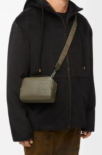 Mini sac à bandoulière pour appareil photo en cuir de veau satiné vert kaki