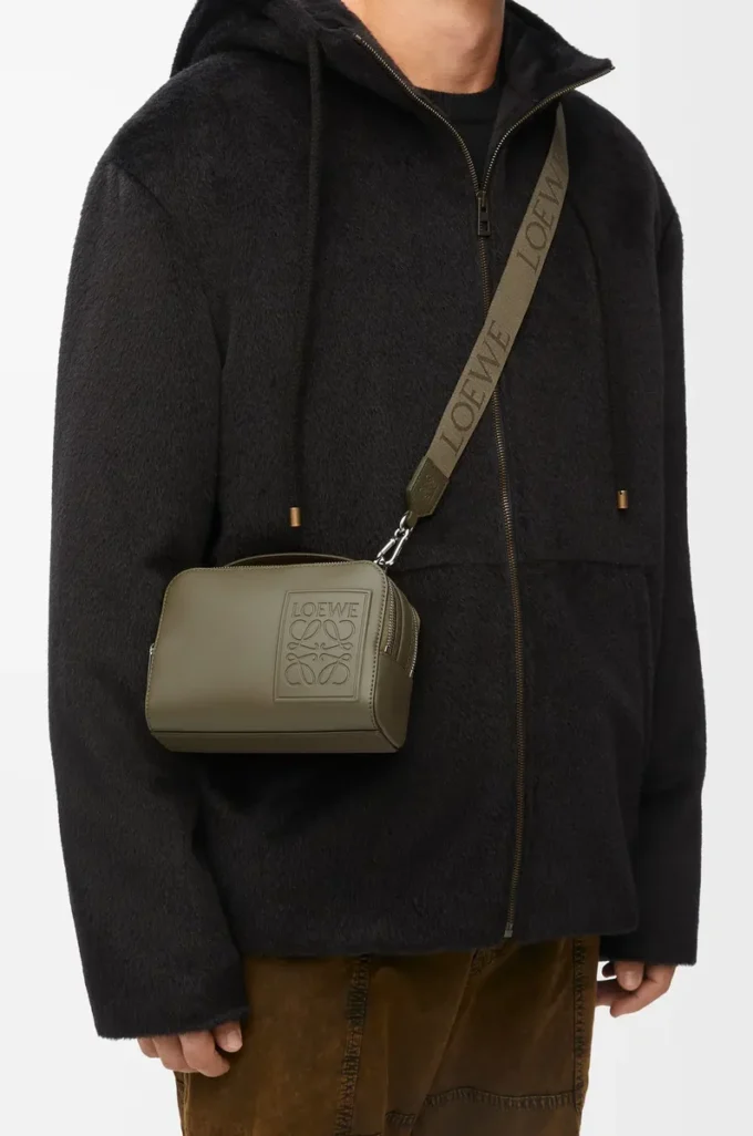 Mini sac à bandoulière pour appareil photo en cuir de veau satiné vert kaki
