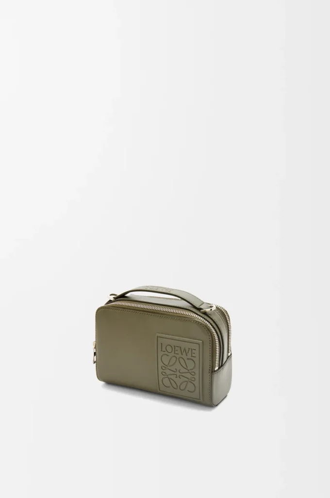 Mini sac à bandoulière pour appareil photo en cuir de veau satiné vert kaki