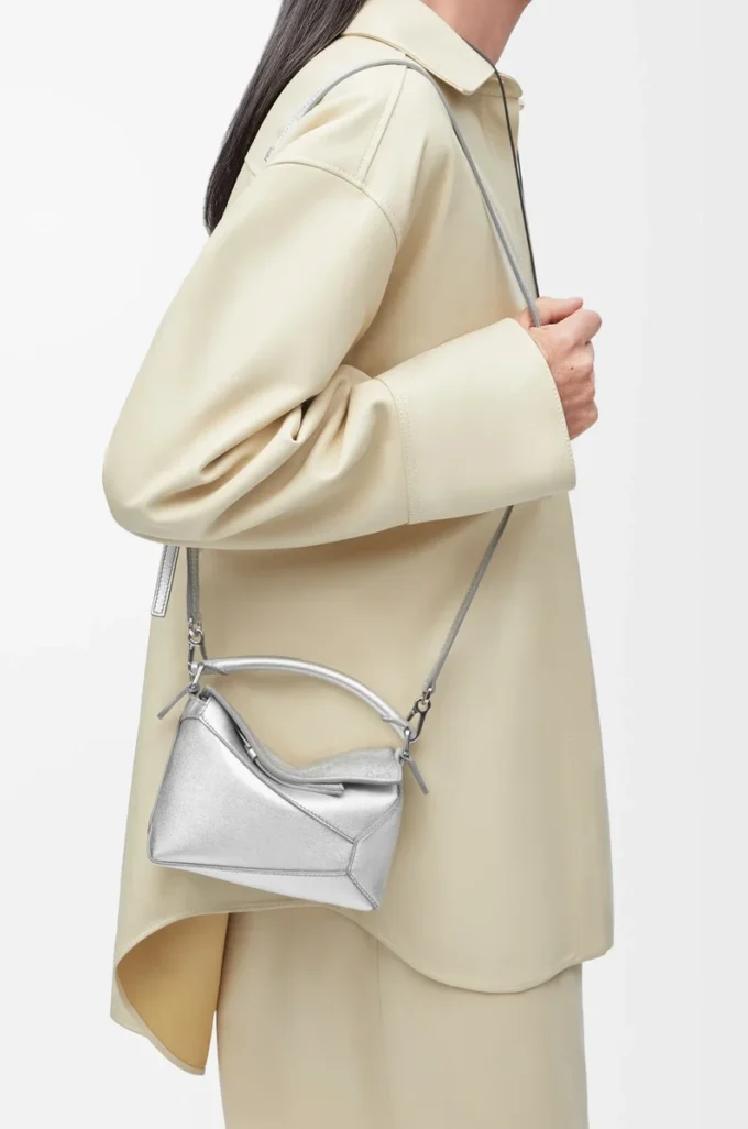 Mini sac Puzzle Edge en cuir d&rsquo;agneau laminé Argent