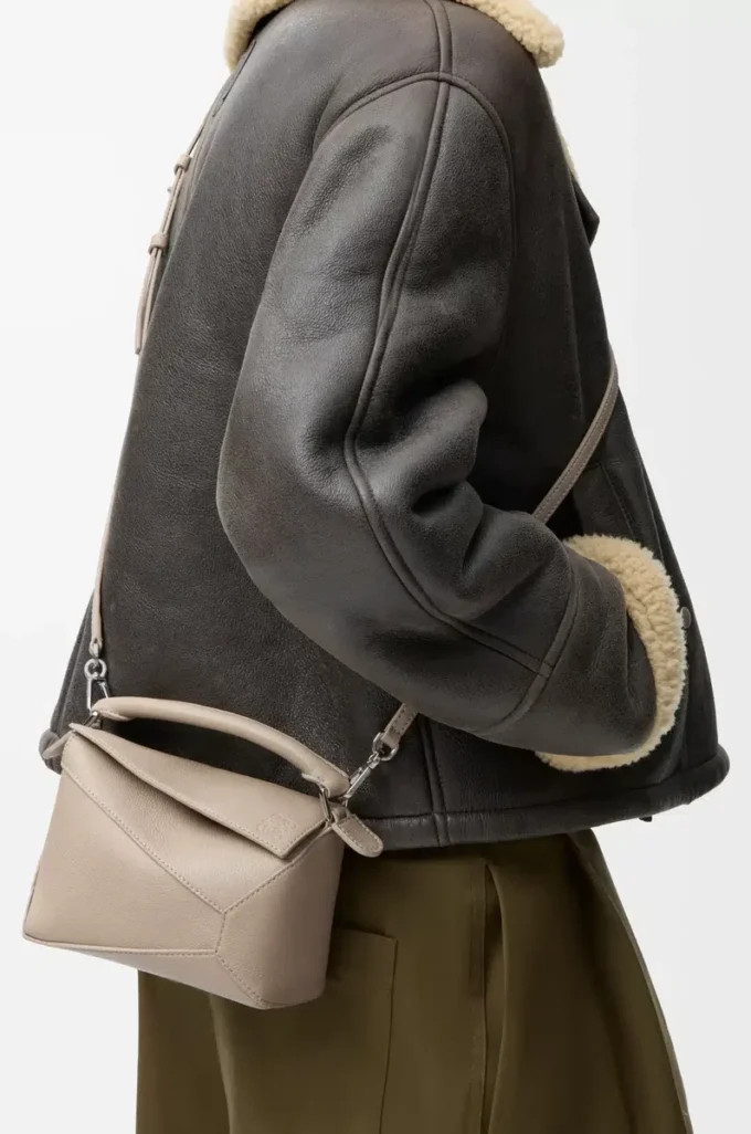 Mini sac Puzzle Edge en cuir de veau grainé souple Clay Mini sac Puzzle Edge en cuir de veau grainé souple Clay
