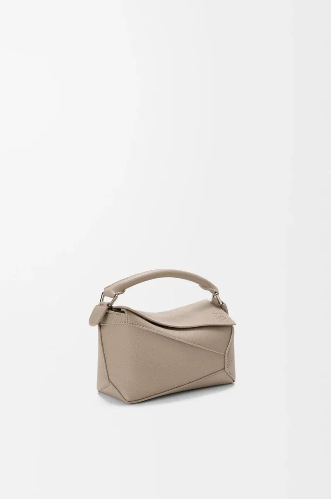 Mini sac Puzzle Edge en cuir de veau grainé souple Clay Mini sac Puzzle Edge en cuir de veau grainé souple Clay