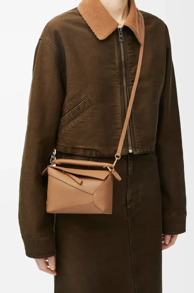Mini sac Puzzle Edge en cuir de veau grainé souple couleur caramel