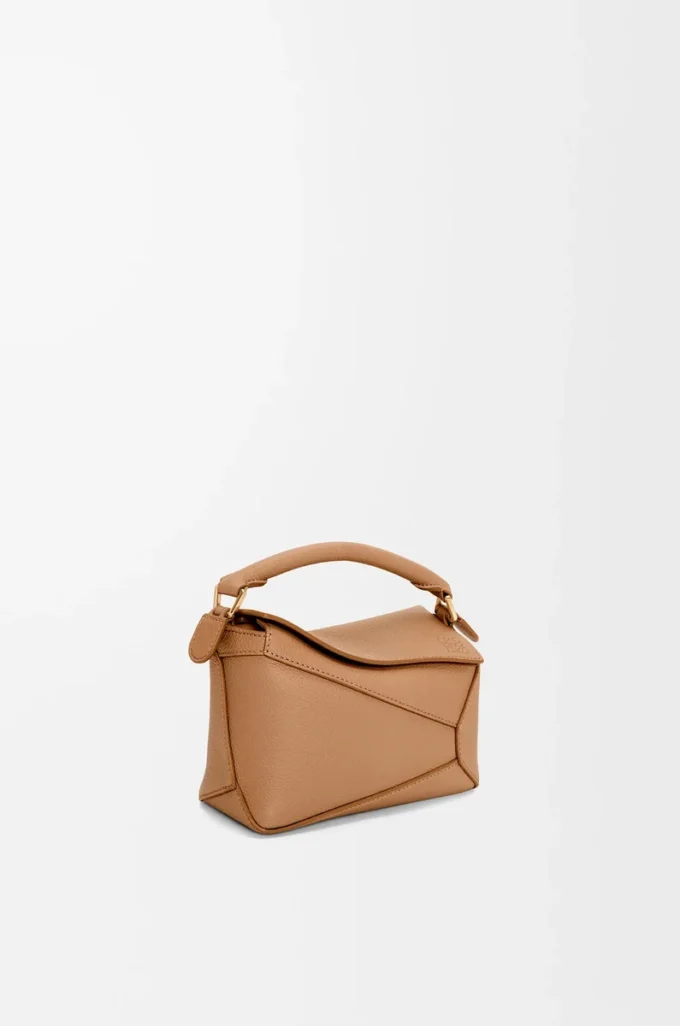 Mini sac Puzzle Edge en cuir de veau grainé souple couleur caramel