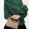 Mini sac Puzzle Edge en cuir de veau grainé souple couleur sable