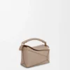 Mini sac Puzzle Edge en cuir de veau grainé souple couleur sable