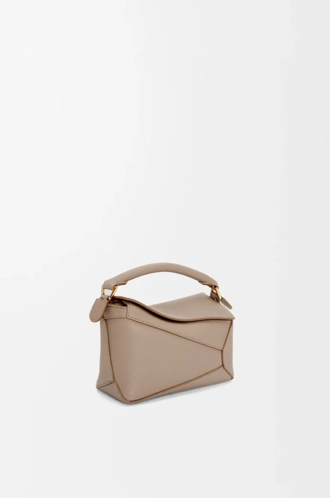 Mini sac Puzzle Edge en cuir de veau grainé souple couleur sable
