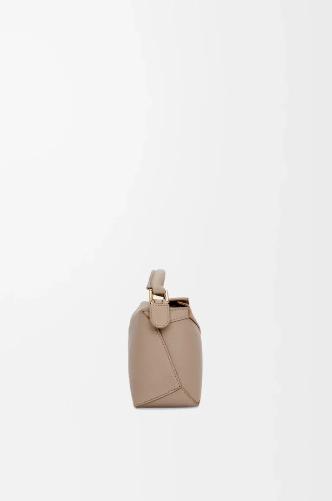Mini sac Puzzle Edge en cuir de veau grainé souple couleur sable