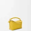 Mini sac Puzzle Edge en cuir de veau grainé souple Dandelion