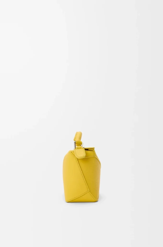 Mini sac Puzzle Edge en cuir de veau grainé souple Dandelion