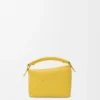 Mini sac Puzzle Edge en cuir de veau grainé souple Dandelion