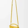 Mini sac Puzzle Edge en cuir de veau grainé souple Dandelion