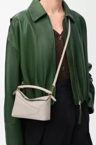Mini sac Puzzle Edge en cuir de veau grainé souple Light Ghost