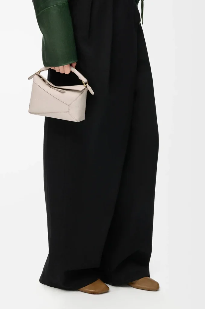 Mini sac Puzzle Edge en cuir de veau grainé souple Light Ghost