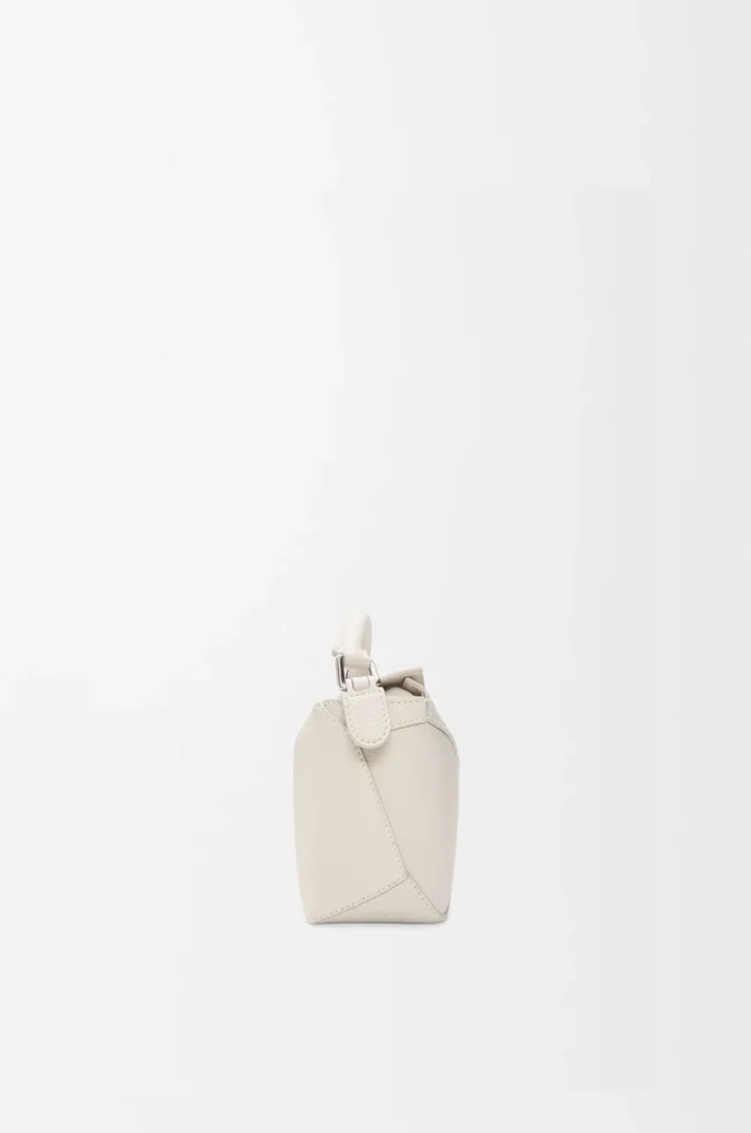 Mini sac Puzzle Edge en cuir de veau grainé souple Light Ghost