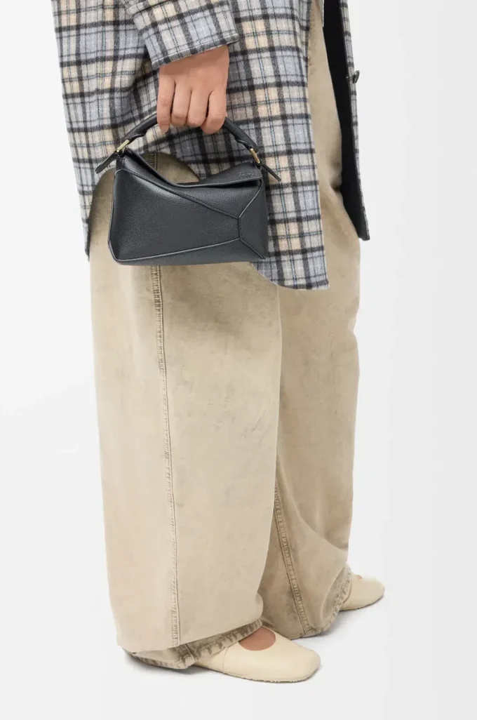 Mini sac Puzzle Edge en cuir de veau grainé souple noir