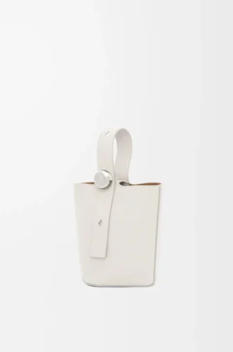 Mini sac seau Pebble en cuir de veau grainé souple blanc cassé