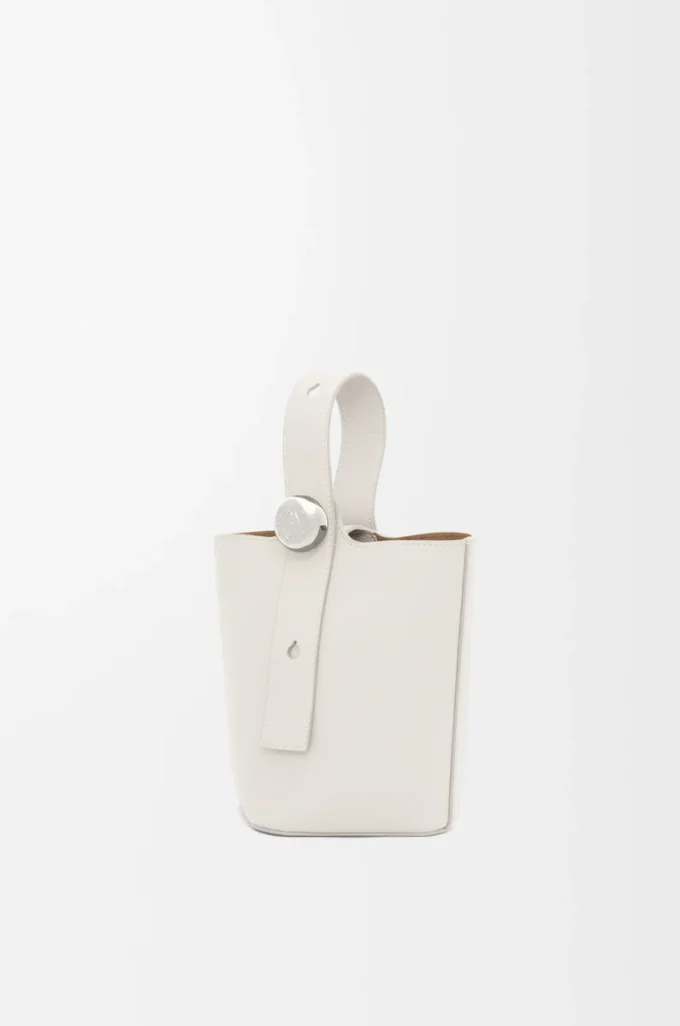 Mini sac seau Pebble en cuir de veau grainé souple blanc cassé