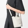 Mini sac seau Pebble en cuir de veau grainé souple blanc cassé