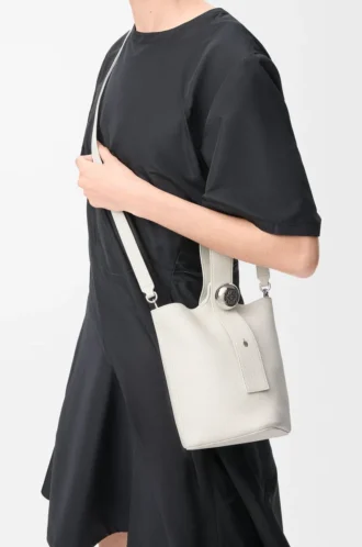 Mini sac seau Pebble en cuir de veau grainé souple blanc cassé