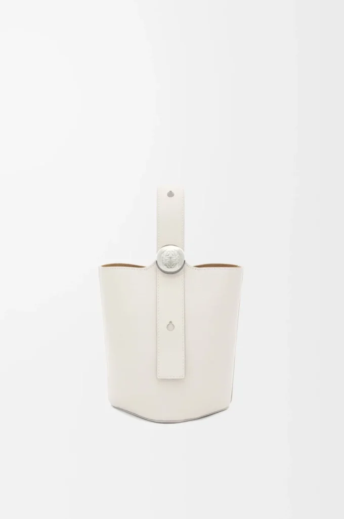 Mini sac seau Pebble en cuir de veau grainé souple blanc cassé