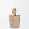 Mini sac seau Pebble en cuir de veau grainé souple couleur sable Mini sac seau Pebble en cuir de veau grainé souple couleur sable
