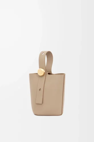 Mini sac seau Pebble en cuir de veau grainé souple couleur sable
