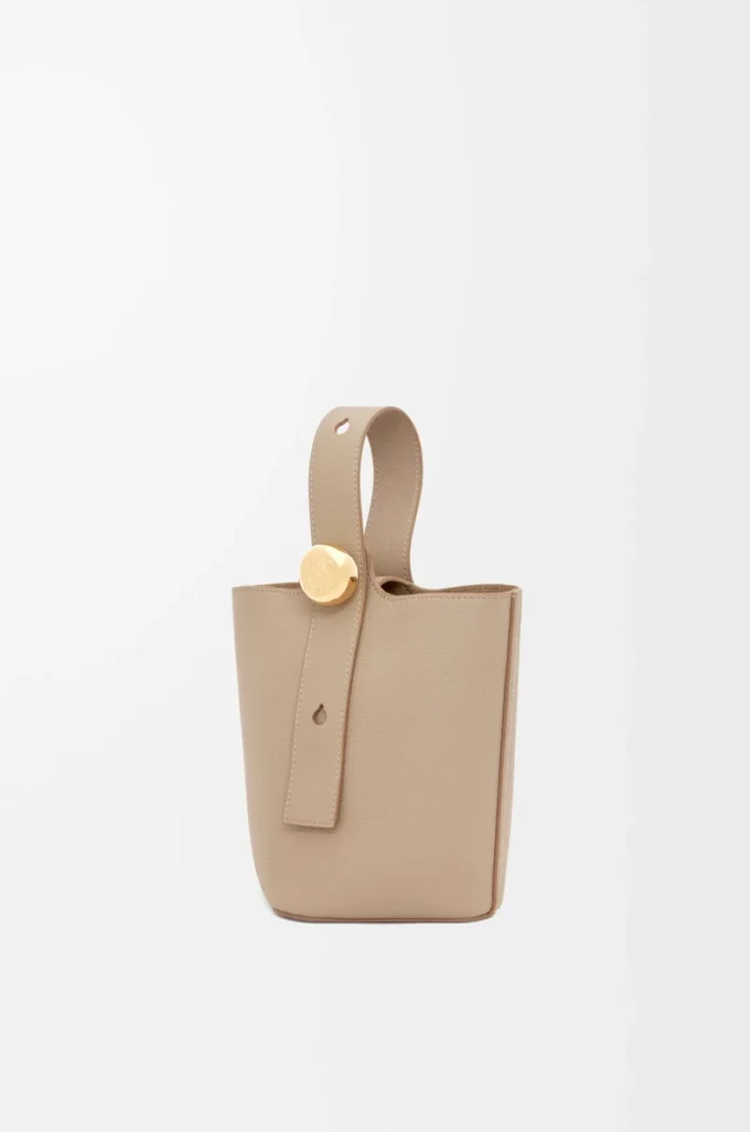 Mini sac seau Pebble en cuir de veau grainé souple couleur sable Mini sac seau Pebble en cuir de veau grainé souple couleur sable