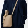Mini sac seau Pebble en cuir de veau grainé souple couleur sable Mini sac seau Pebble en cuir de veau grainé souple couleur sable
