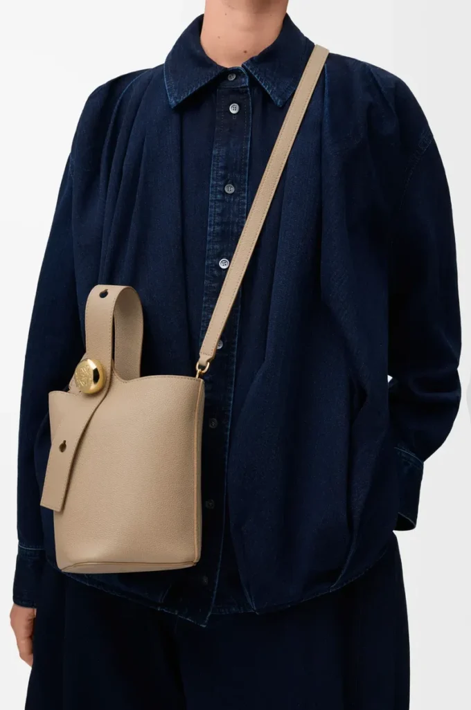Mini sac seau Pebble en cuir de veau grainé souple couleur sable Mini sac seau Pebble en cuir de veau grainé souple couleur sable