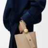 Mini sac seau Pebble en cuir de veau grainé souple couleur sable Mini sac seau Pebble en cuir de veau grainé souple couleur sable