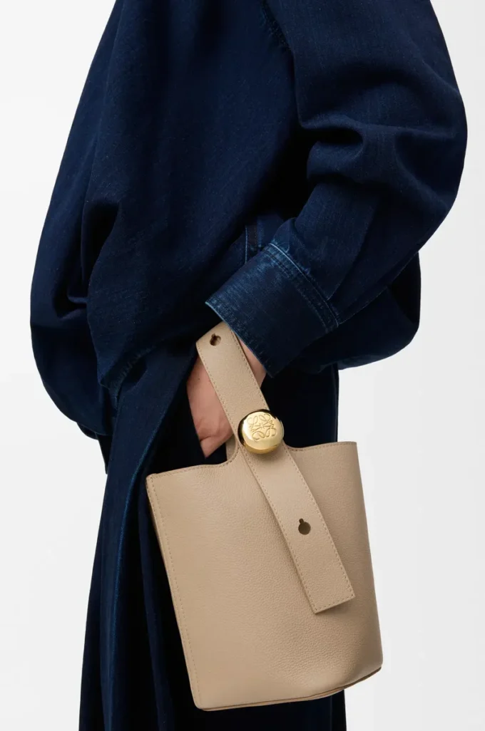Mini sac seau Pebble en cuir de veau grainé souple couleur sable Mini sac seau Pebble en cuir de veau grainé souple couleur sable