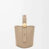 Mini sac seau Pebble en cuir de veau grainé souple couleur sable Mini sac seau Pebble en cuir de veau grainé souple couleur sable