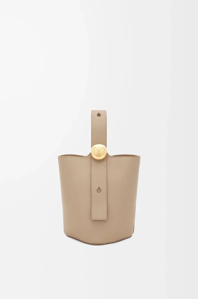 Mini sac seau Pebble en cuir de veau grainé souple couleur sable Mini sac seau Pebble en cuir de veau grainé souple couleur sable