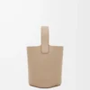 Mini sac seau Pebble en cuir de veau grainé souple couleur sable Mini sac seau Pebble en cuir de veau grainé souple couleur sable
