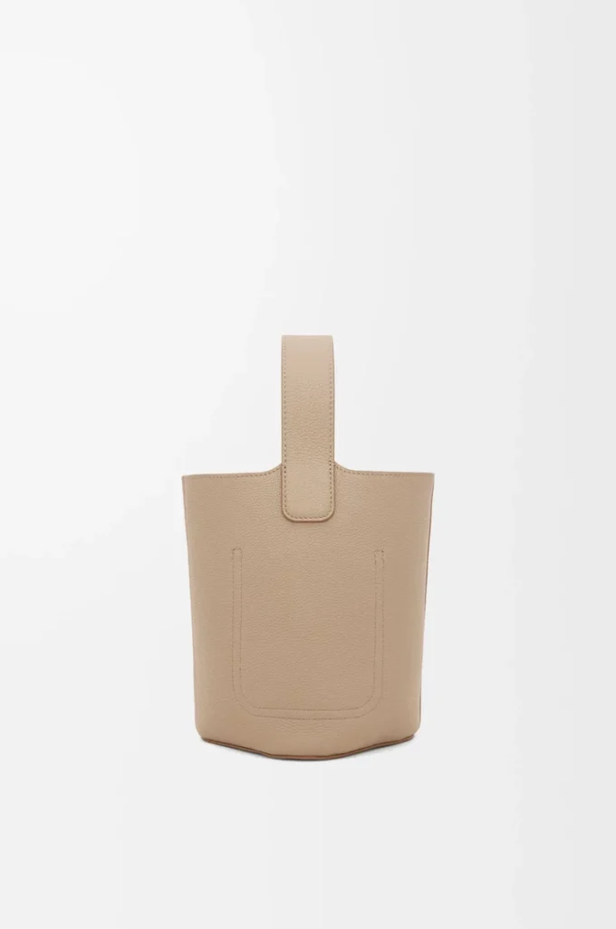 Mini sac seau Pebble en cuir de veau grainé souple couleur sable Mini sac seau Pebble en cuir de veau grainé souple couleur sable