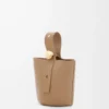 Mini sac seau Pebble en cuir de veau grainé souple Latte