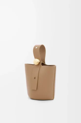 Mini sac seau Pebble en cuir de veau grainé souple Latte
