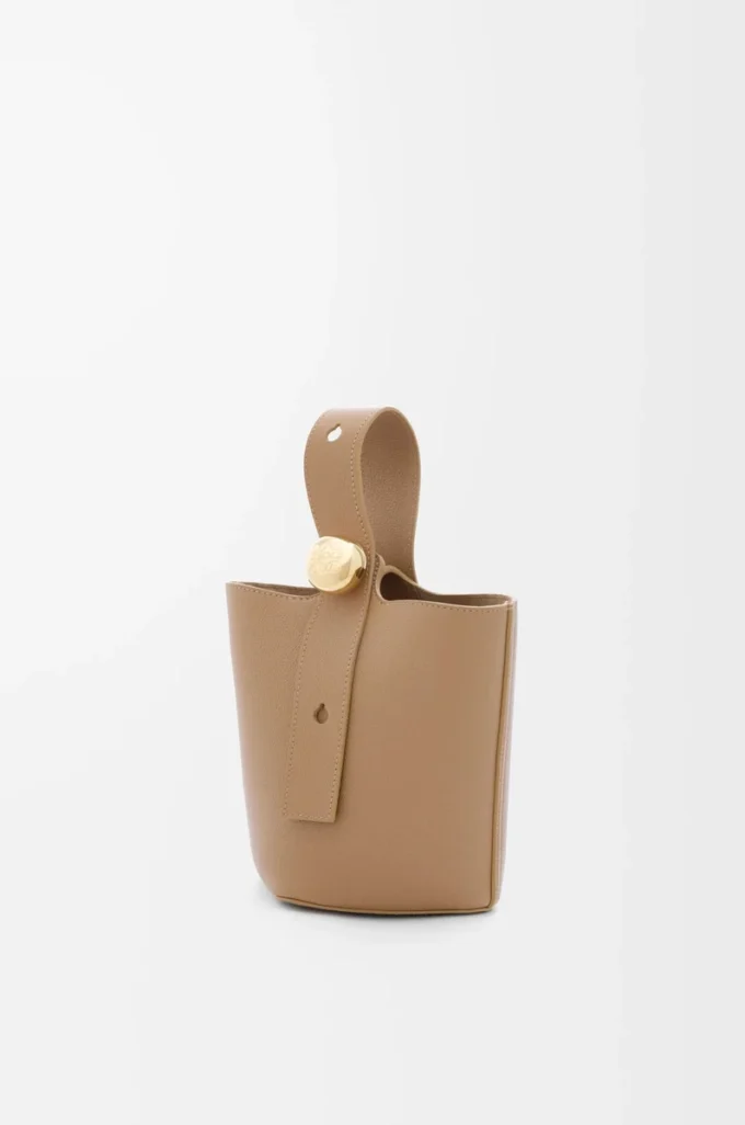 Mini sac seau Pebble en cuir de veau grainé souple Latte